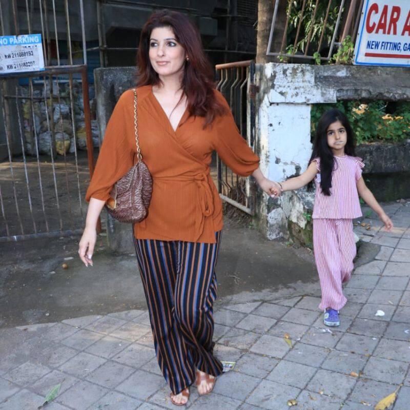 Twinkle Khanna Gets Clicked As She Steps Out Of A Salon With Daughter   TC 