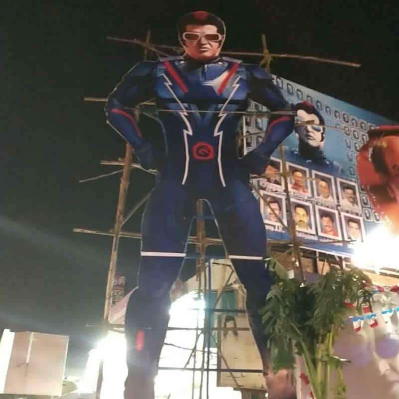 सिनेमाघरों के बाहर लगाए गए हैं रजनीकांत के पुतले