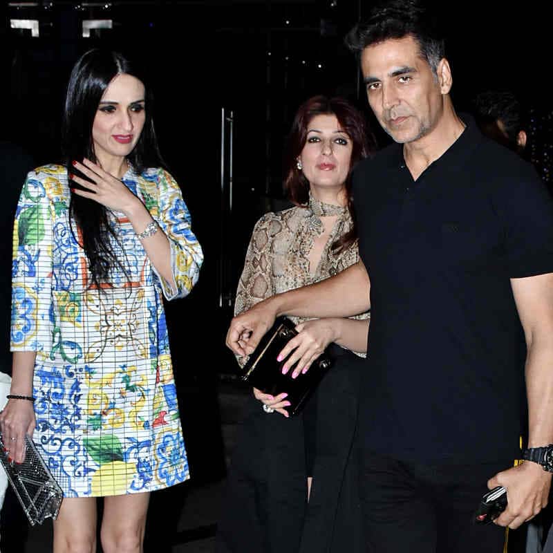 Akshay Kumar with Wife Twinkle Khanna and friends 2