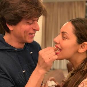 बर्थडे बॉय शाहरुख खान ने पत्नी गौरी को केक खिलाकर मनाया जन्मदिन, फैन्स के लिए आधी रात पोस्ट की ये तस्वीर