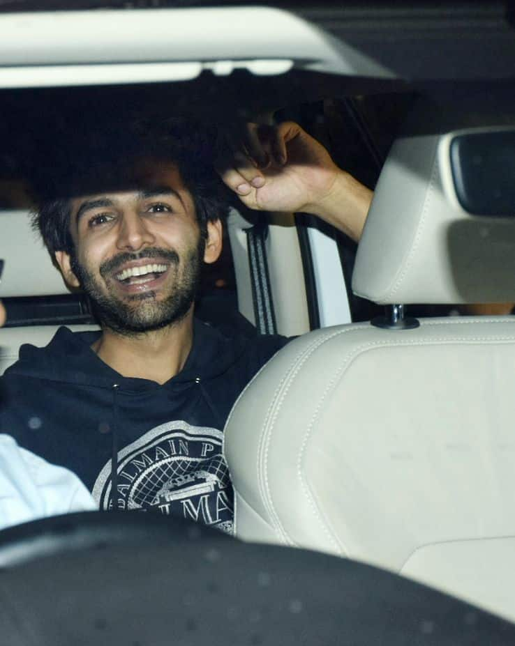 Hq Pics While He Waits For Sara Ali Khans Address Karthik Aaryan Enjoys An Evening Date With 5382