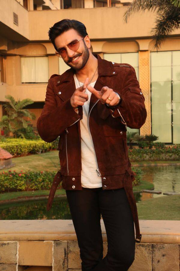 Inside Pics And Video Ranveer Singh Gatecrashes A Wedding Amidst Simmba Promotions And Its