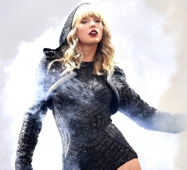 Birthday Treat For Fans Taylor Swifts Reputation Tour Is Coming To Netflix On New Years Eve Bollywood