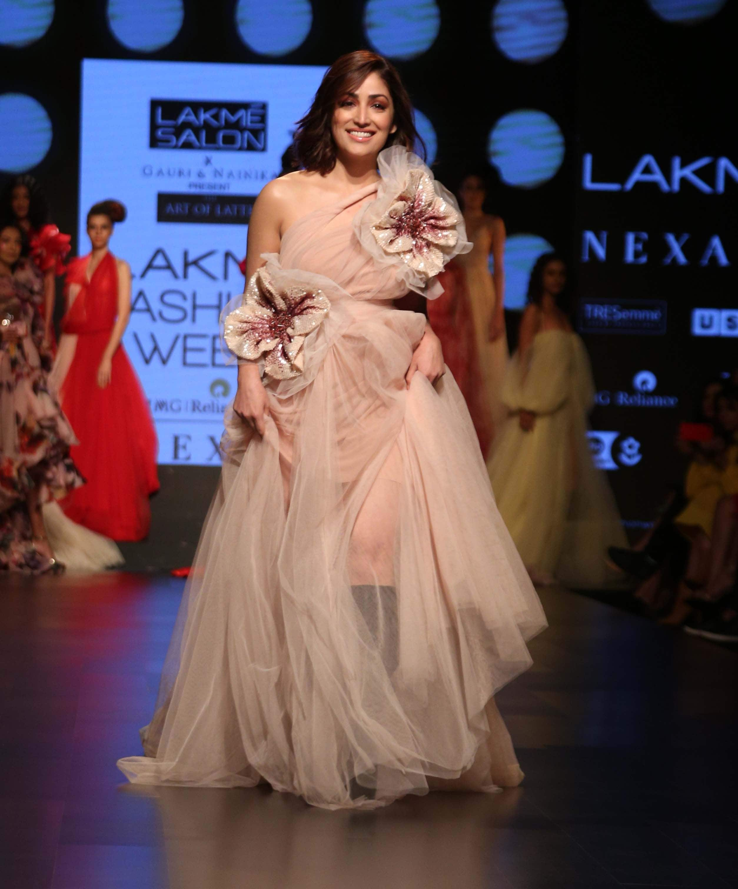 Yami Gautam almost trips on the Lakmé Fashion Week ramp; what she does