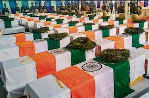 पुलवामा आतंकी हमला: 17 फरवरी को बॉलीवुड मनाएगा ब्लैक डे, शहीदों को करेगा नमन