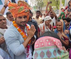 जनता के सामने हाथ जोड़कर प्रतीक ने पापा राज बब्बर के लिए मांगा वोट, देखें मजेदार वीडियो
