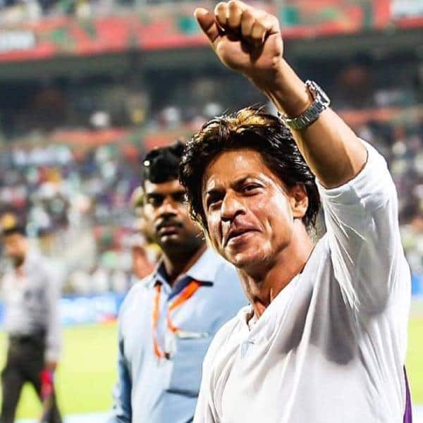 Amidst Cheers Of ‘I Love You’, Shah Rukh Khan Takes A Victory Walk ...