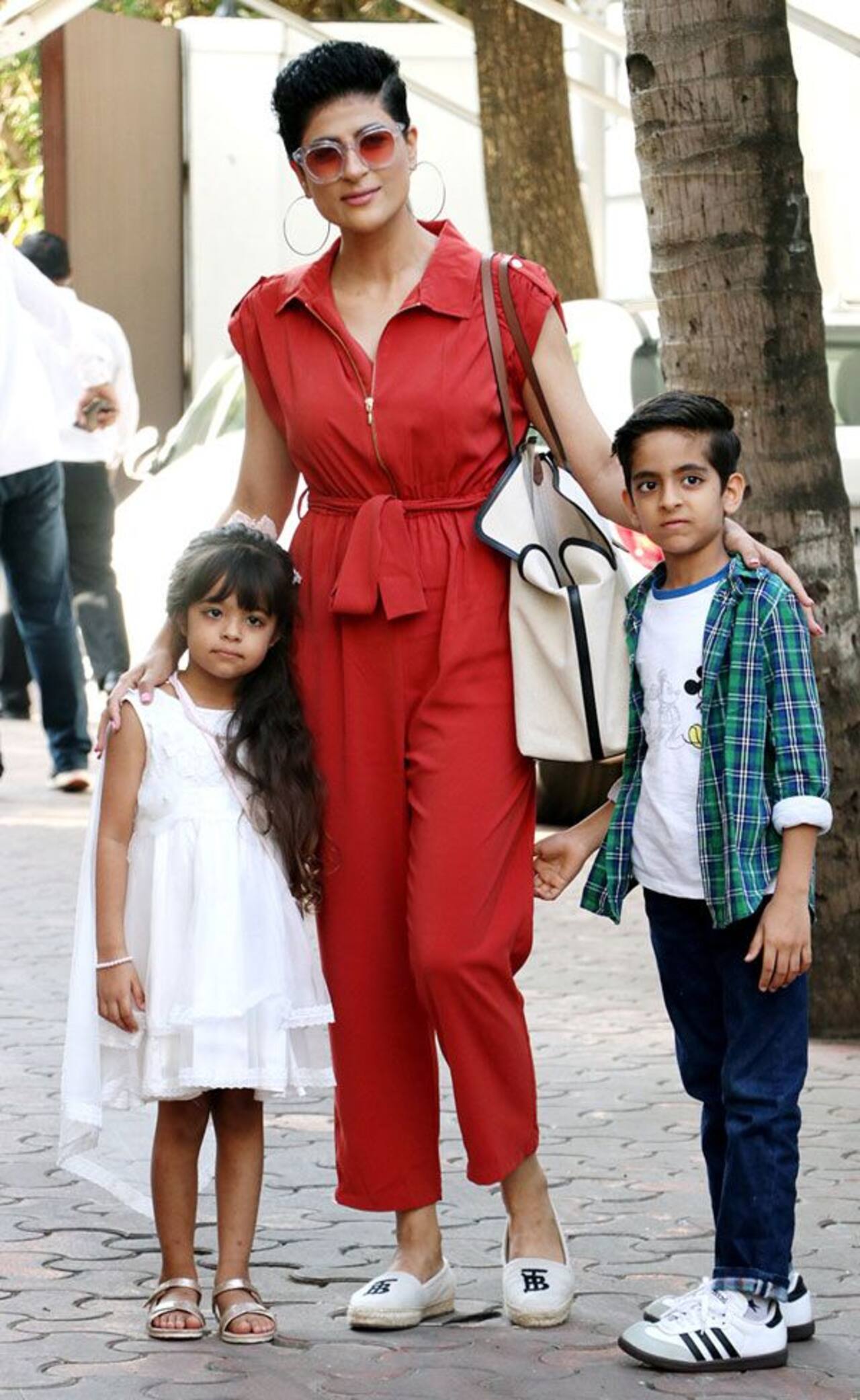 ताहिरा कश्यप भी बच्चों के साथ आई नजर