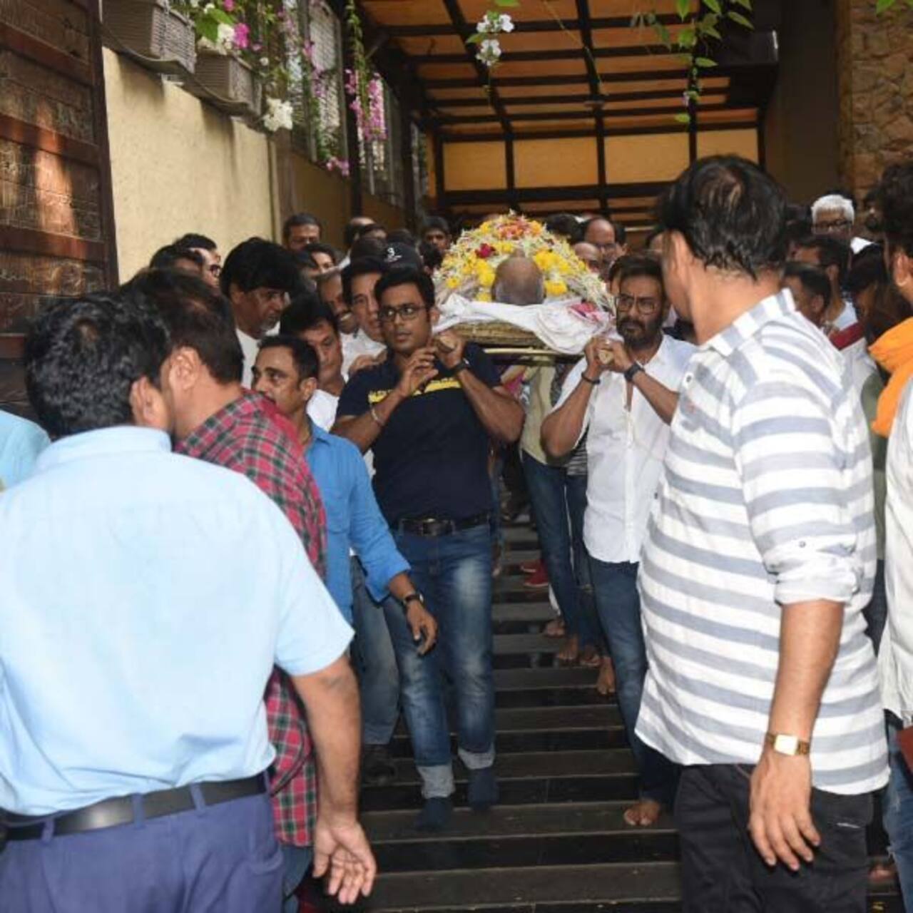 पिता को कंधा देते अजय