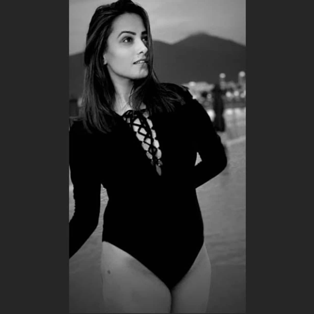 Naagin 3 Fame Anita Hassanandani Looks Stunning In Black Monokini View Pictures Bollywood