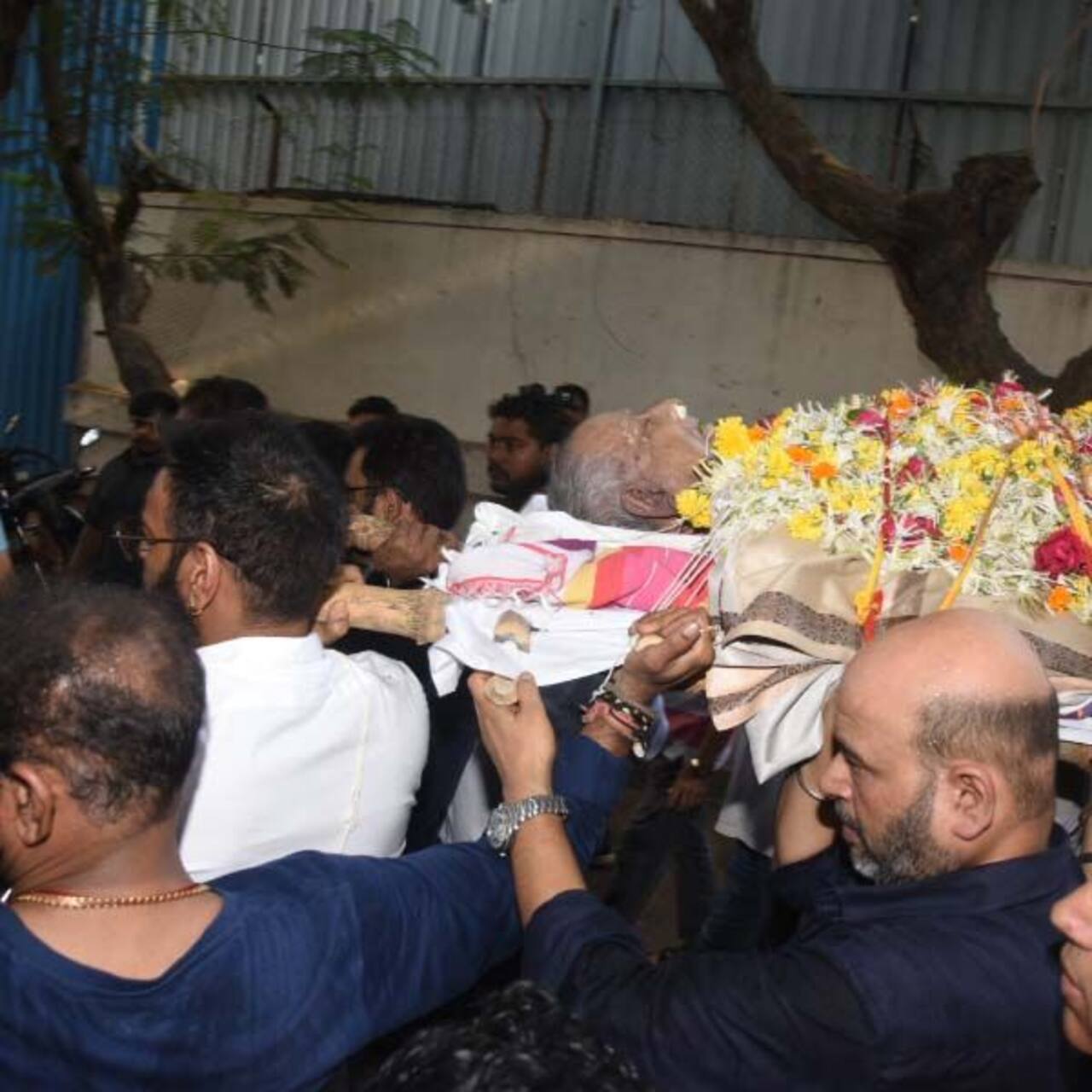 ट्वीट करके कई सेलेब्स ने जताया दुख