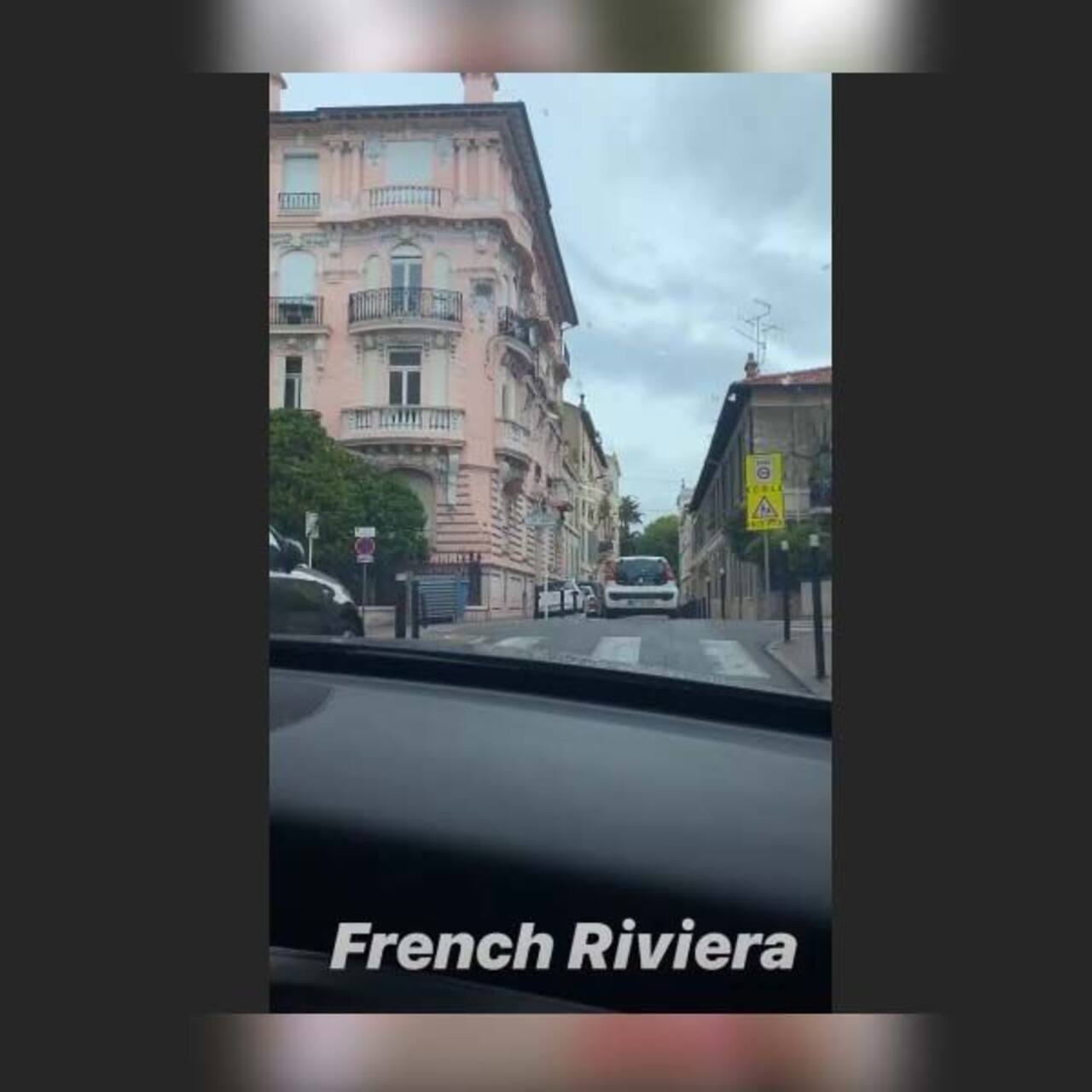दिखाई फ्रेंच रिवेरिया के शांत सड़कों की झलक