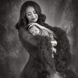 Surveen Chawla shares the first photoshoot picture with daughter Eva and it is beauty personified