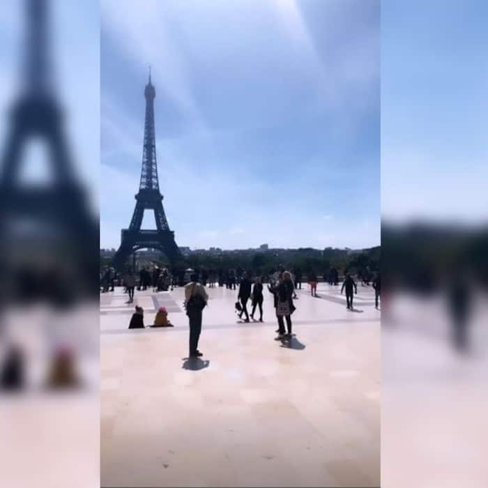 आईफिल टावर घूम रही हैं हिना