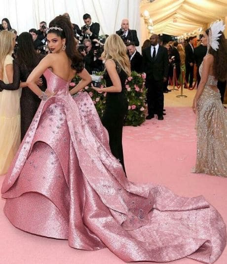 Met Gala 2019: Deepika Padukone is all smiles as she gets some golden  advice from Zac Posen while twirling in her pink dress - watch video -  Bollywood News & Gossip, Movie