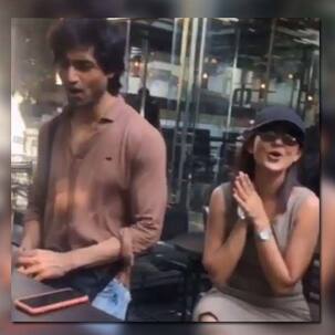 महीनों बाद मिले ‘बेपनाह’ फेम जेनिफर विंगेट और हर्षद चोपड़ा, सड़क के बीचों बीच की खूब मस्ती