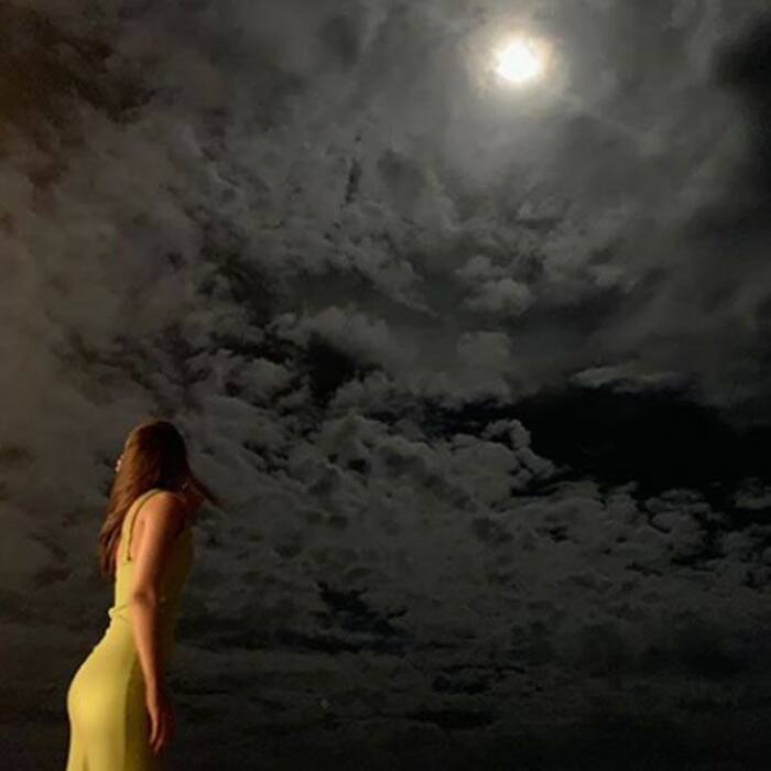 चांद पर ठहर गई निगाहें