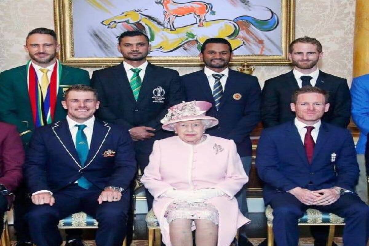 Majnu Bhai Aka Anil Kapoor S Painting Reaches Queen Elizabeth S Residence And Fans Are Going Berserk Over The Morphed Image View Posts Bollywood News Gossip Movie Reviews Trailers Videos