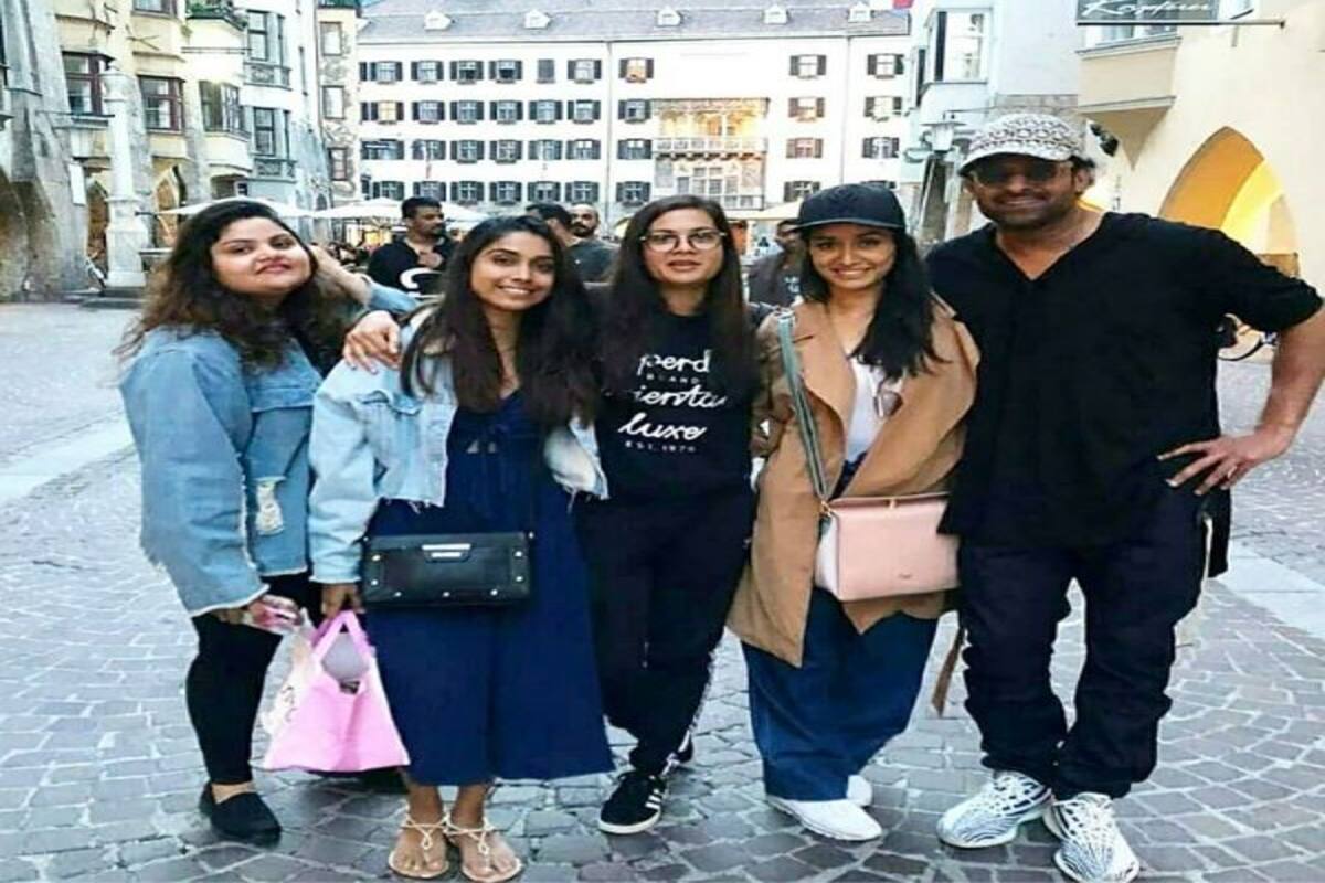 Saaho Prabhas And Shraddha Kapoor Hang Out With Their Gang As They Take A Break From Shooting Bollywood News Gossip Movie Reviews Trailers Videos At Bollywoodlife Com