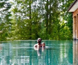 रोड ट्रिप के बाद स्विमिंग पूल में बेटे के साथ रिलैक्स कर रहे अजय देवगन, काजोल ने शेयर की ये खास तस्वीर