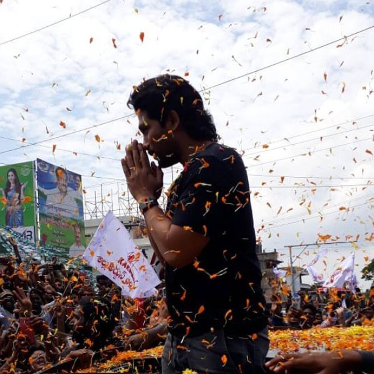 Allu Arjun gets a resounding welcome from fans as he visits Kakinada