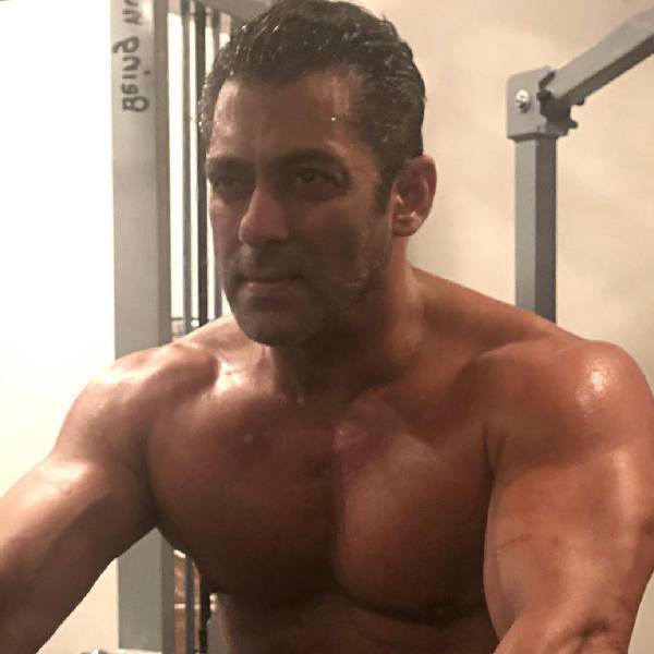 Dabangg diaries: Salman Khan arrives in Phaltan amidst a roaring crowd – watch video Dabangg diaries: Salman Khan arrives in Phaltan amidst a roaring crowd – watch video