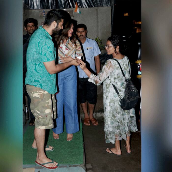 फैंस ने दोनों सितारों को घेरा