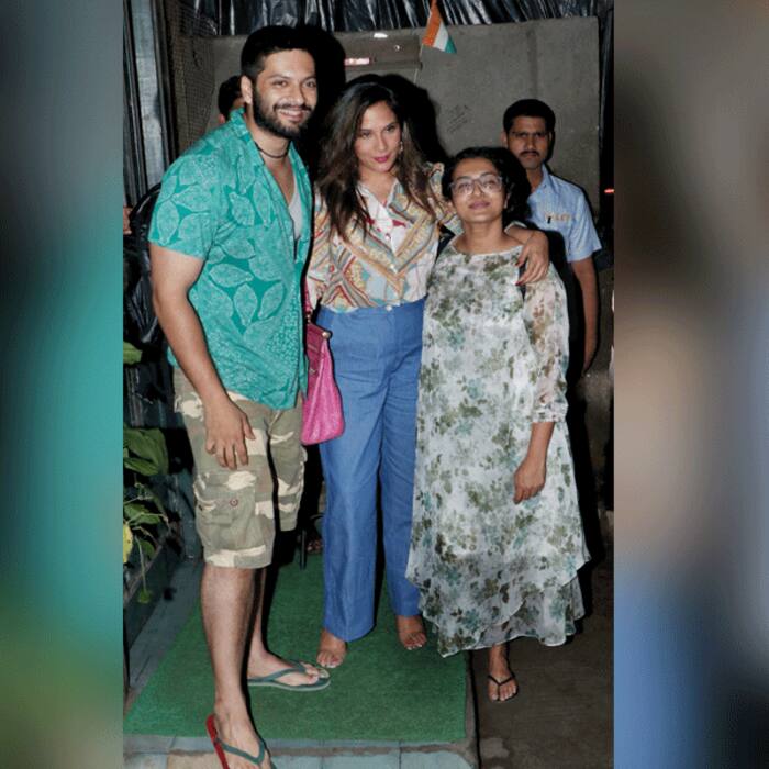 फैन के साथ दिए पोज