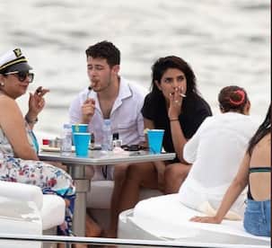 Miami से पति Nick और मां संग सिगरेट पीते हुए वायरल हुई Priyanka Chopra की फोटो, तो ट्वीटर पर मचा बवाल, यूजर्स बोले- ज्ञान मत दो...