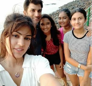 NEW PIC: Sushant Singh Rajput and Rhea Chakraborty snapped with lucky fans by the seaside