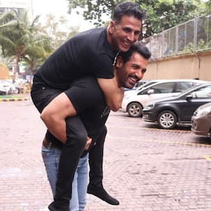 बीच सड़क पर देसी बॉयज Akshay Kumar और John Abraham ने दिखाया फ्रेंडशिप का निराला अंदाज, देखें मजेदार वीडियो