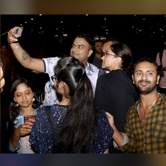 फैंस के साथ दीपिका पादुकोण ने ली सैल्फी