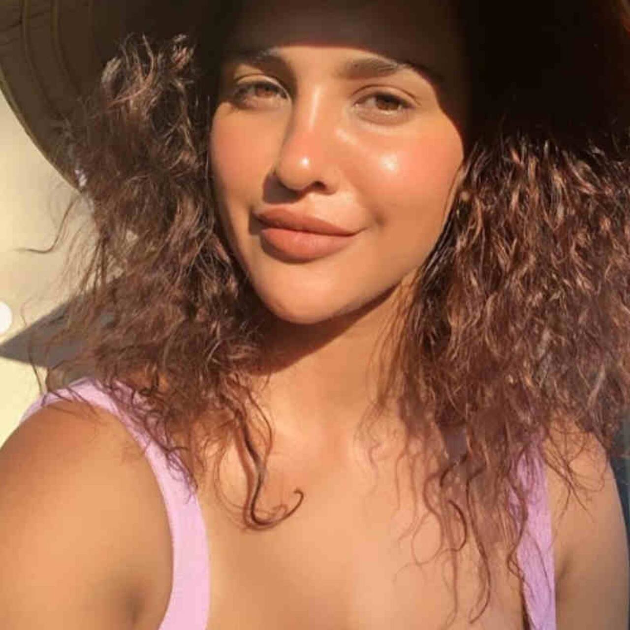धूप ने जब किया Aisha Sharma के गालों को किस