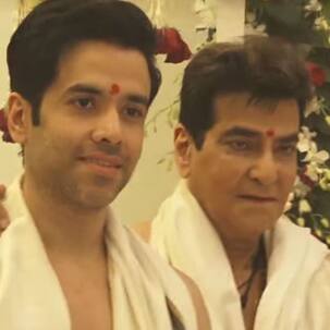 गणपति की वंदना में मग्न नजर आए Tusshar Kapoor और Jitendra, देखें VIDEO