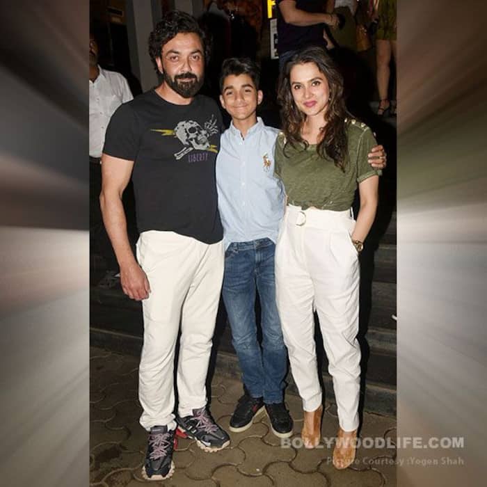 परिवार के साथ पहुंचे बॉबी देओल