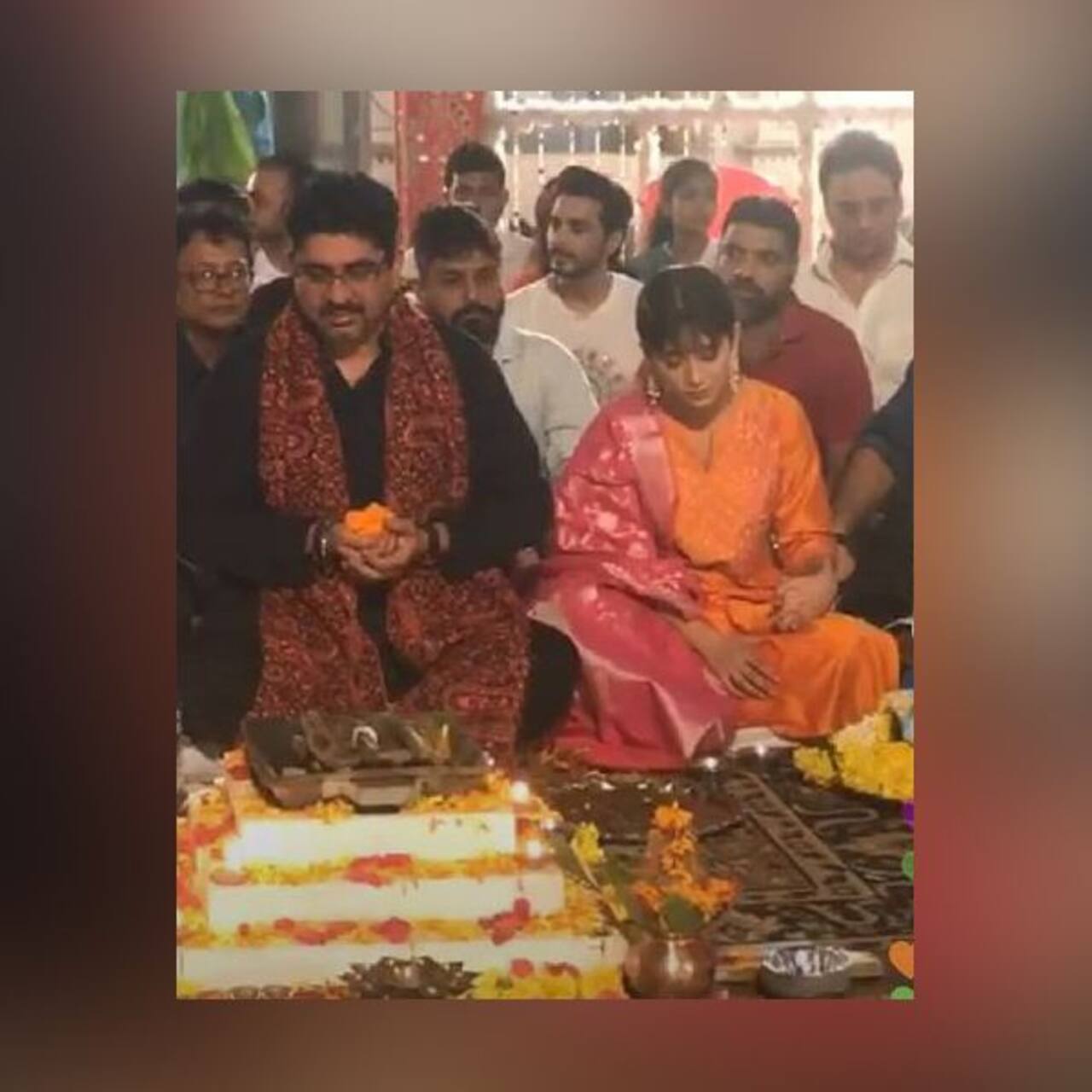 Rajan Shahi के साथ पूजा करती नजर आई Shivangi joshi