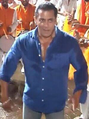 Video Of The Week: Salman Khan's version of Ganpati dance at Visarjan deserves a second watch!