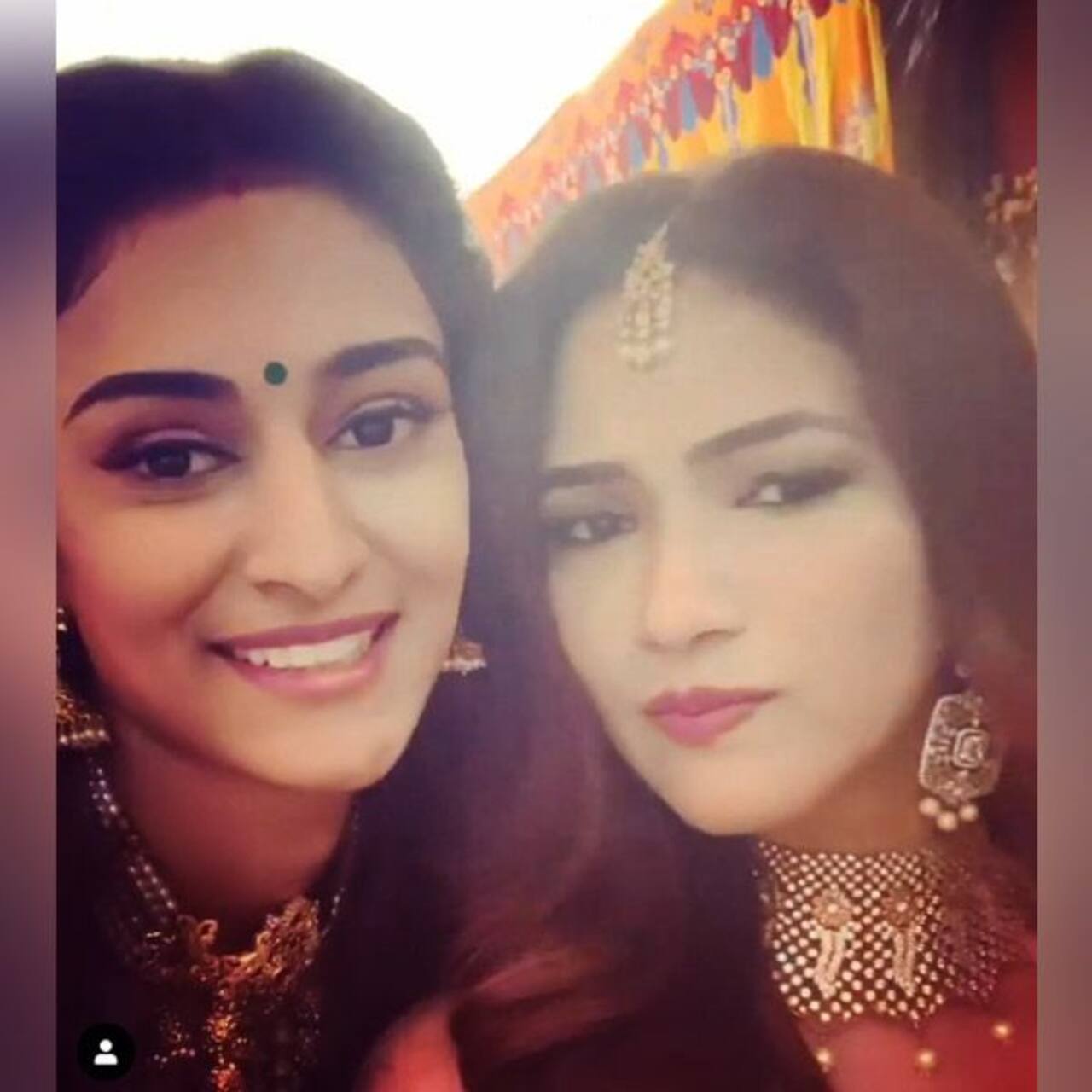 Erica Fernandes और Ridhima Pandit ने क्लिक की सेल्फी