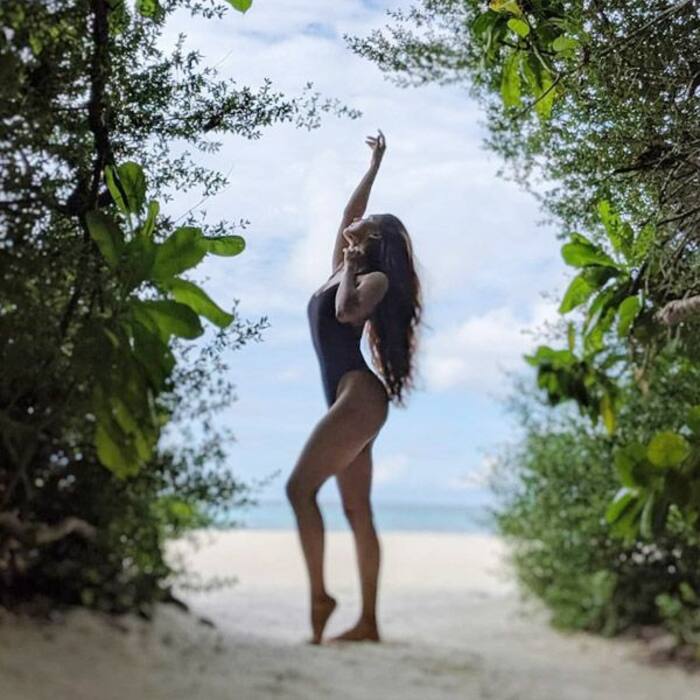 ब्लैक स्विमसूट में दिखा हॉट अंदाज