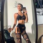 अमेरिकन मॉडल Bella Hadid की बिकिनी पिक्चर्स ने इंटरनेट की दुनिया में लगाई आग, रेत पर लेटे हुए आईं नजर