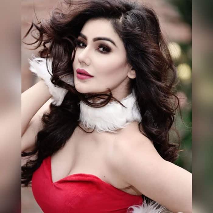 रेड कलर की ड्रेस में दिखा स्टाइलिश लुक