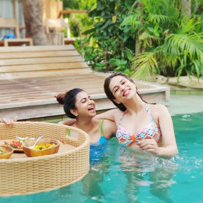 पूल में दिए कातिलाना पोज