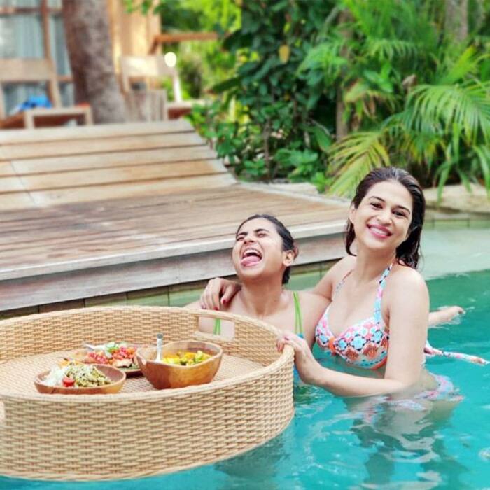 दोस्त के साथ खिलखिलाती नजर आईं Shraddha Das