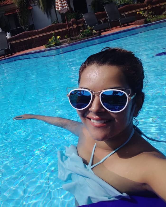 शिल्पा ने लगाया नीला चश्मा