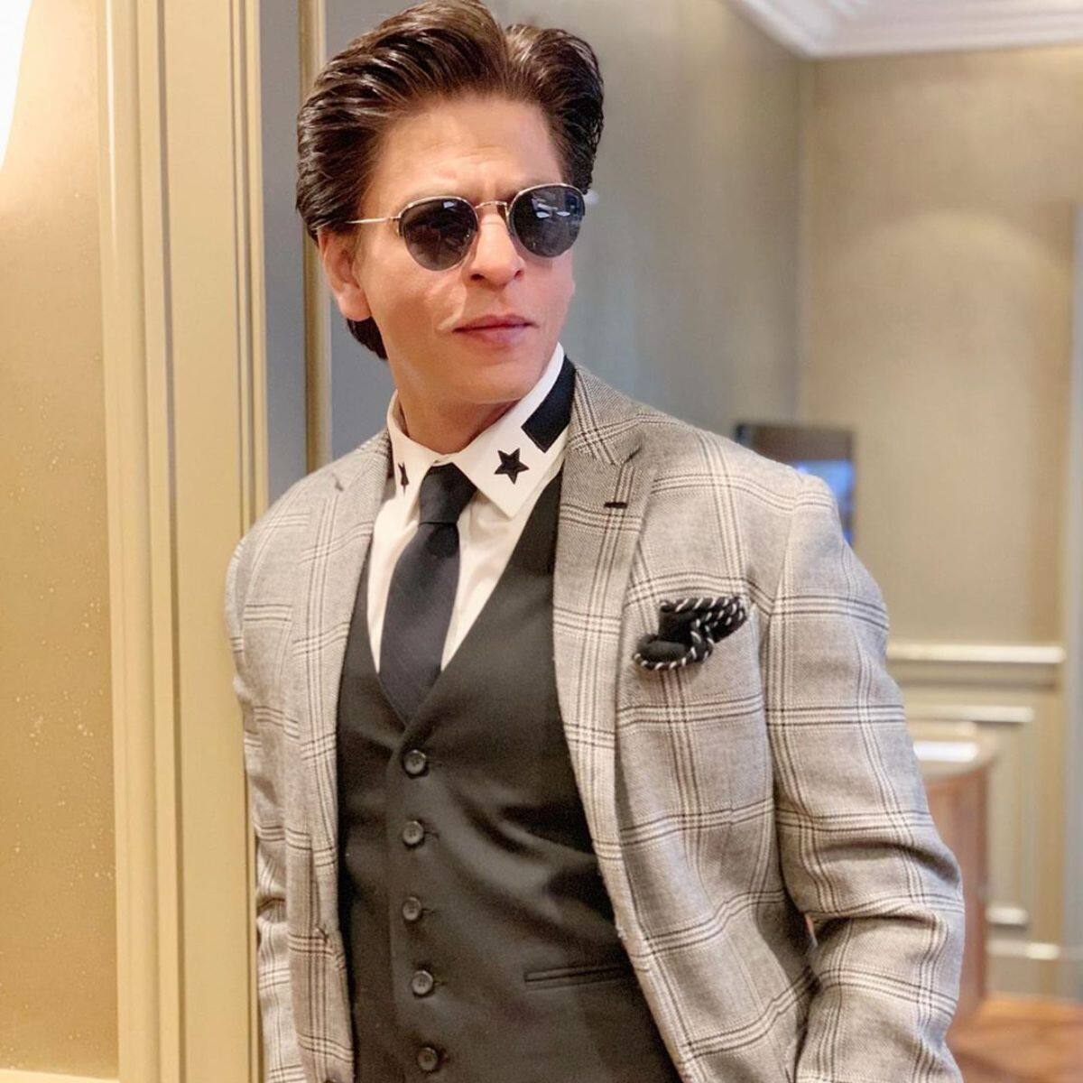Shah Rukh Khan’s savage reply to a fan, who enquired about the rental cost of a room in Mannat, is winning the internet
