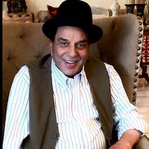 Tuesday Trivia: Did you know Dharmendra drunk dialled director Hrishikesh Mukherjee after he had cast Rajesh Khanna in Anand?