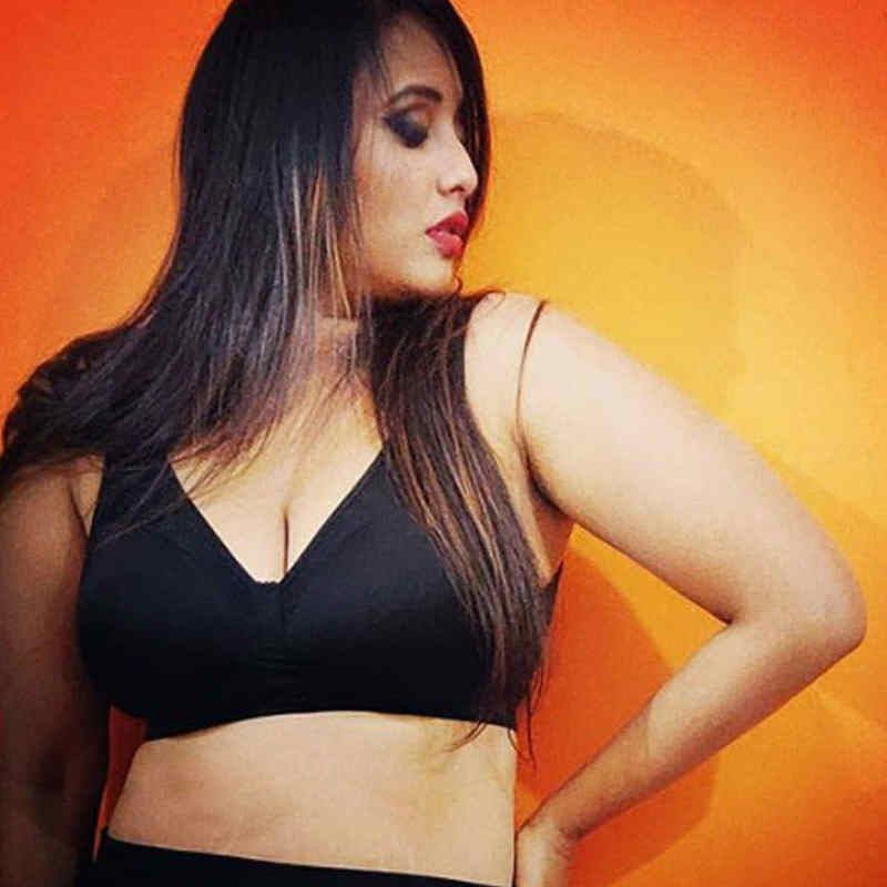 ब्लैक रंग में लगती हैं कमाल