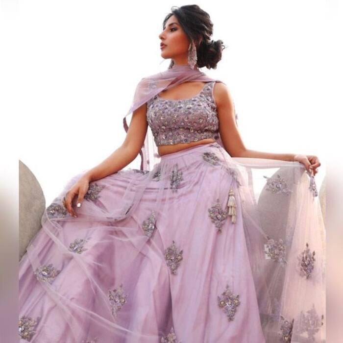 स्टाइलिश ड्रेस में दिखाई अपनी सादगी भरी अदाएं