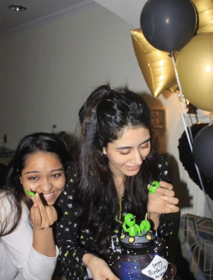 केक काट कर मनाया जन्मदिन