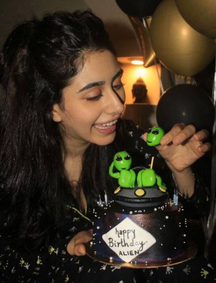 खुद की सोशल मीडिया पर तस्वीरें शेयर